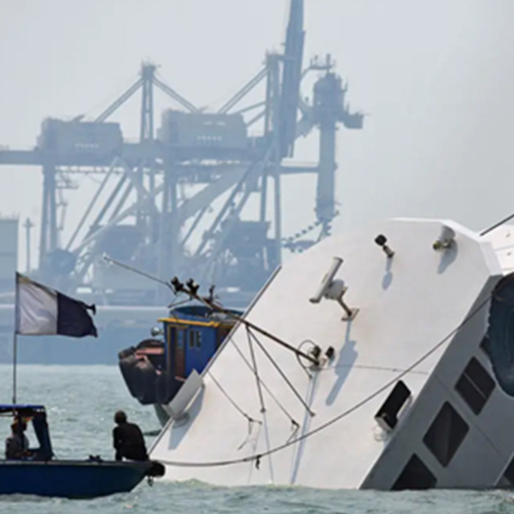 Damaged Ship Marine damage and temporary hull repairs - 泰普华外轮船务